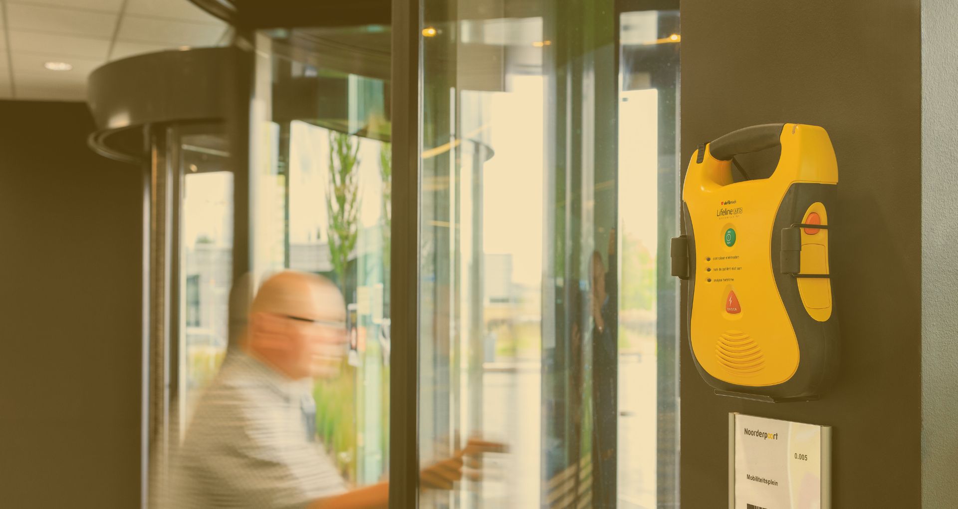 AED hangt aan de muur in een gebouw